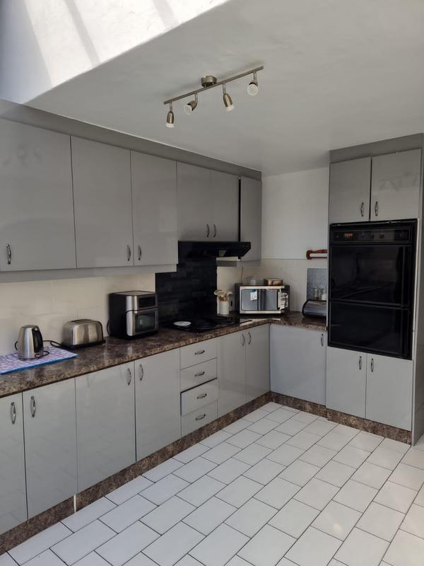 5 Bedroom Property for Sale in Grassy Park Western Cape